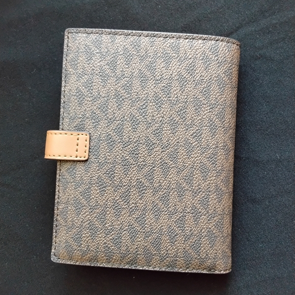 Michael Kors Empire MD TAB Passport Wallet - Picture 3 of 9